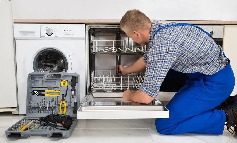 Güdül Hoover servisi teknisyen ekibi beyaz eşya tamiri yaparken